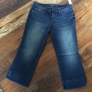 Apt 9 denim jean high hem Capri 10 med wash